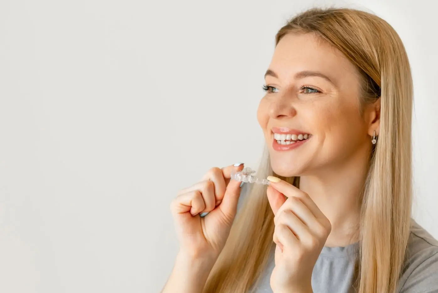 Joven sonriendo con su ortodoncia invisible puesta